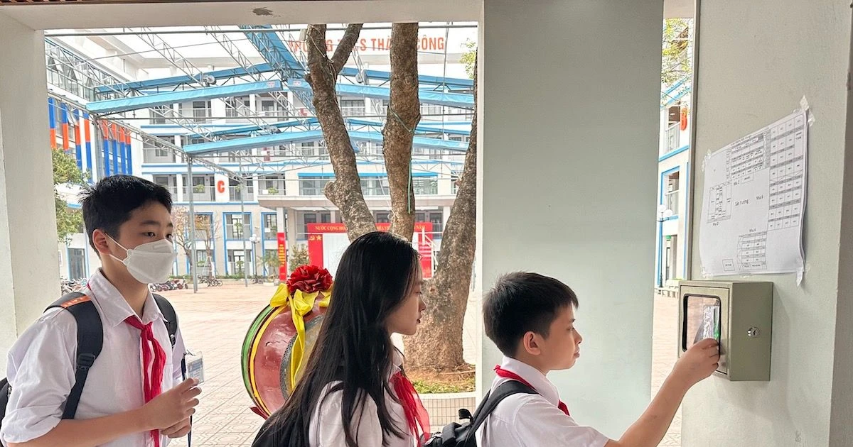 ĐIỂM DANH TỰ ĐỘNG BẰNG CÔNG NGHỆ RFID: GIẢI PHÁP THÔNG MINH CHO QUẢN LÝ HỌC SINH Học sinh dùng thẻ từ để điểm danh khi tới trường