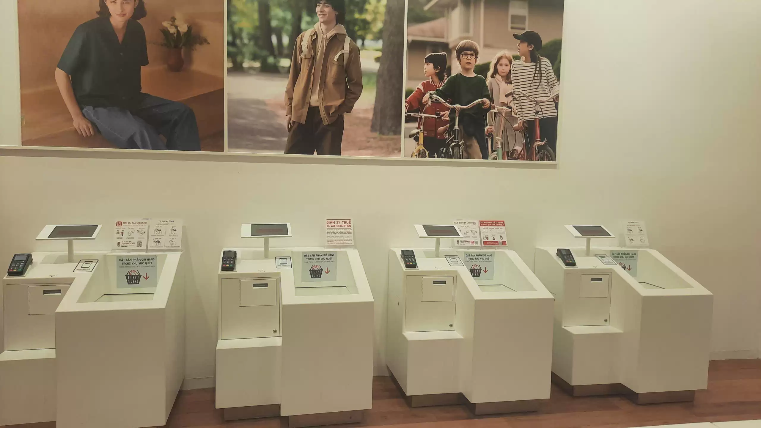 Quản Lý Cửa Hàng Mỹ Phẩm: Nên Dùng Công Nghệ EAS Hay RFID uniqlo-tt